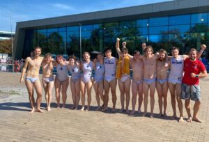 Ein Teamfoto der Göttinger Jugendmannschaften vor dem Schwimmbad.