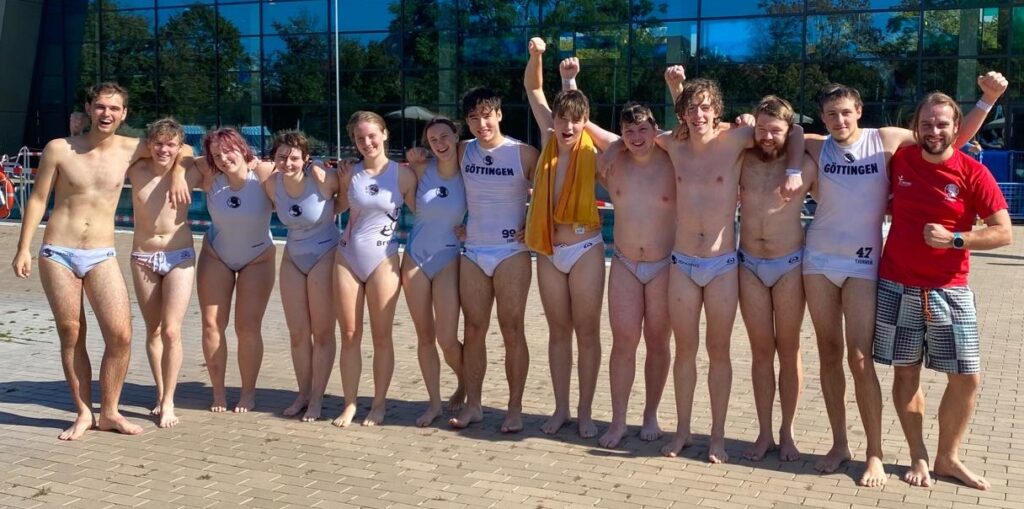 Ein Teamfoto der Göttinger Jugendmannschaften vor dem Schwimmbad.
